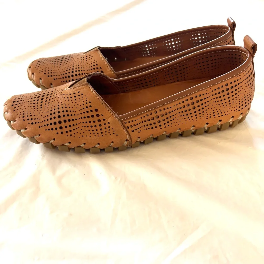 NWOT Vaqay Tan Petra Perforated Comforter Leather Flats SZ 8 Euro 39